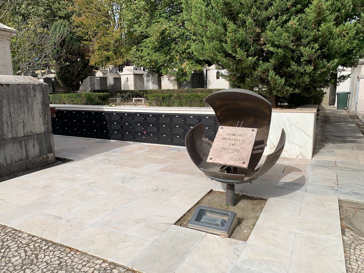 contents/resourcesgallery/22-portugal-1st-cremation-monument.jpg